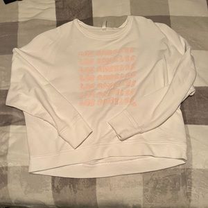 Fabletics crewneck Los Angeles in pink. Crop top look.